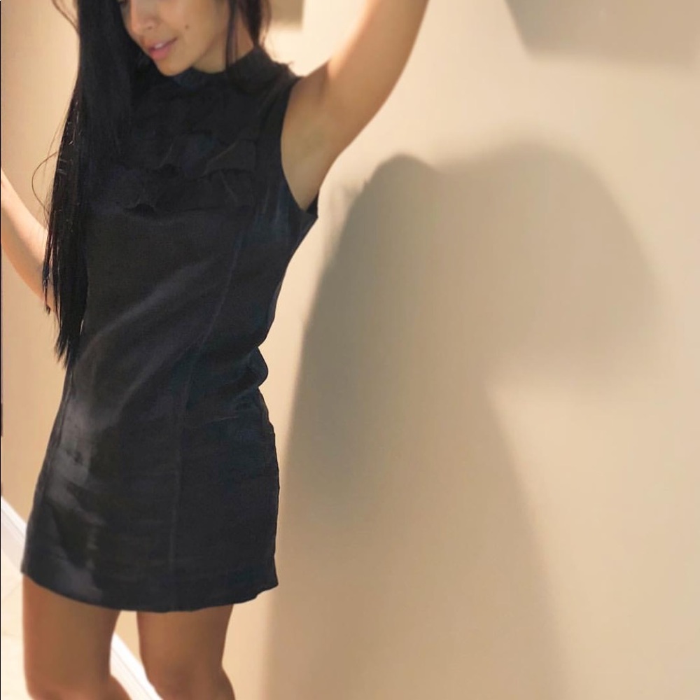Vestido con un detalle en la parte de adelante